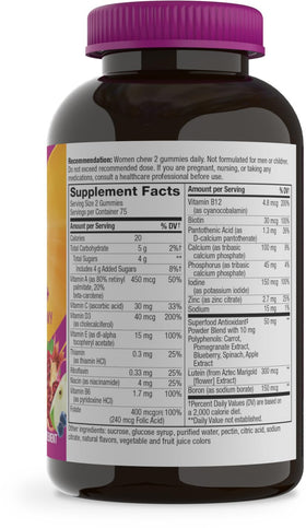 Nature's Way Multivitamine Gummy Femme 50+ ambiance conviviale avec une femme