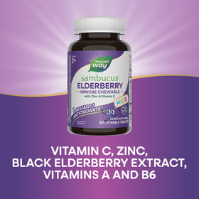 Nature's Way Sambucus Chewables pour Enfants, comprimés dans une main d'enfant