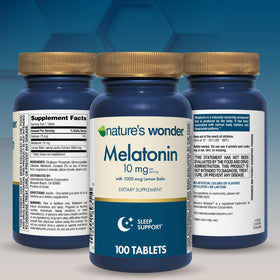 Nature's Wonder comprimés de melatonine 10mg 100 unités sur une table de nuit