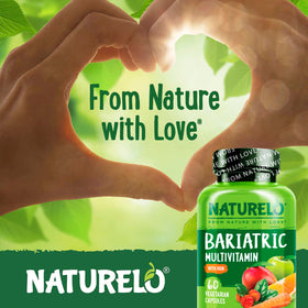 NATURELO Multivitamine Bariatique 60 capsules à côté d'un verre d'eau