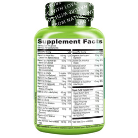 NATURELO Multivitamine pour Hommes 50+ - Gélules dans un environnement naturel