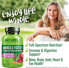 NATURELO Multivitamines 50+ prise de capsules avec un verre d'eau