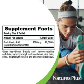 NaturesPlus Acide Pantothénique 1000 mg avec des comprimés sur une table