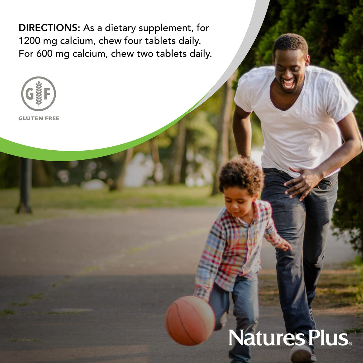 NaturesPlus Calcium/Magnésium/Vitamine D3 K2 comprimés à mâcher dans une main