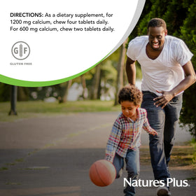 NaturesPlus Calcium/Magnésium/Vitamine D3 K2 comprimés à mâcher dans une main