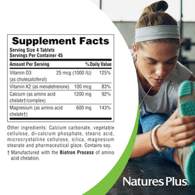 NaturesPlus Calcium/Magnésium/Vitamine D3 K2 comprimés avec un verre d'eau