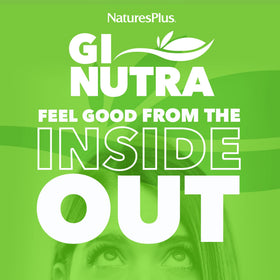 NaturesPlus GI Natural Total daily Wellness 90 comprimés bi-couches dans une main