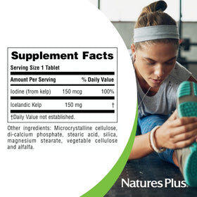 NaturesPlus Kelp 300 Tablettes en main pour comparaison de taille