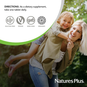 NaturesPlus Multivitamine Femme avec ingrédients naturels en arrière-plan