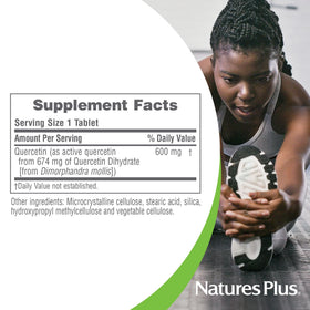 NaturesPlus PRO Quercetin 600 mg comprimés dans une main