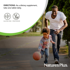 NaturesPlus Shot-O-B12 5000 mcg comprimés dans une main
