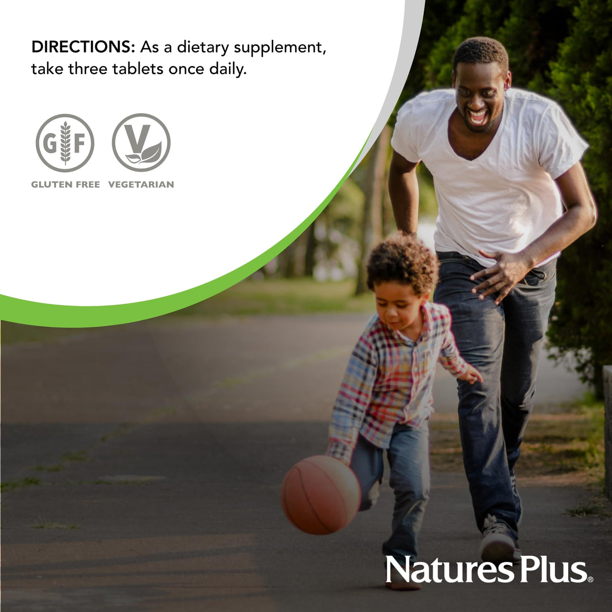 NaturesPlus Source of Life GOLD comprimés dans une main