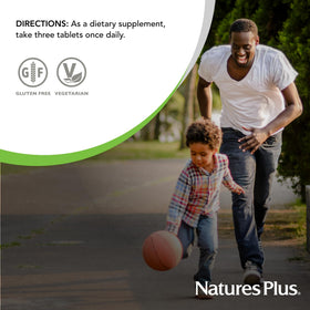 NaturesPlus Source of Life GOLD comprimés dans une main