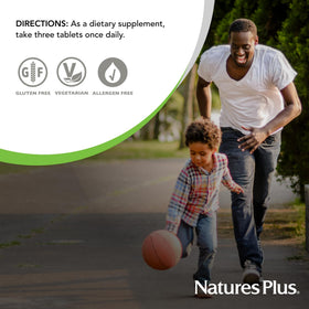 NaturesPlus Source of Life GOLD Multivitamine 180 comprimés dans une main