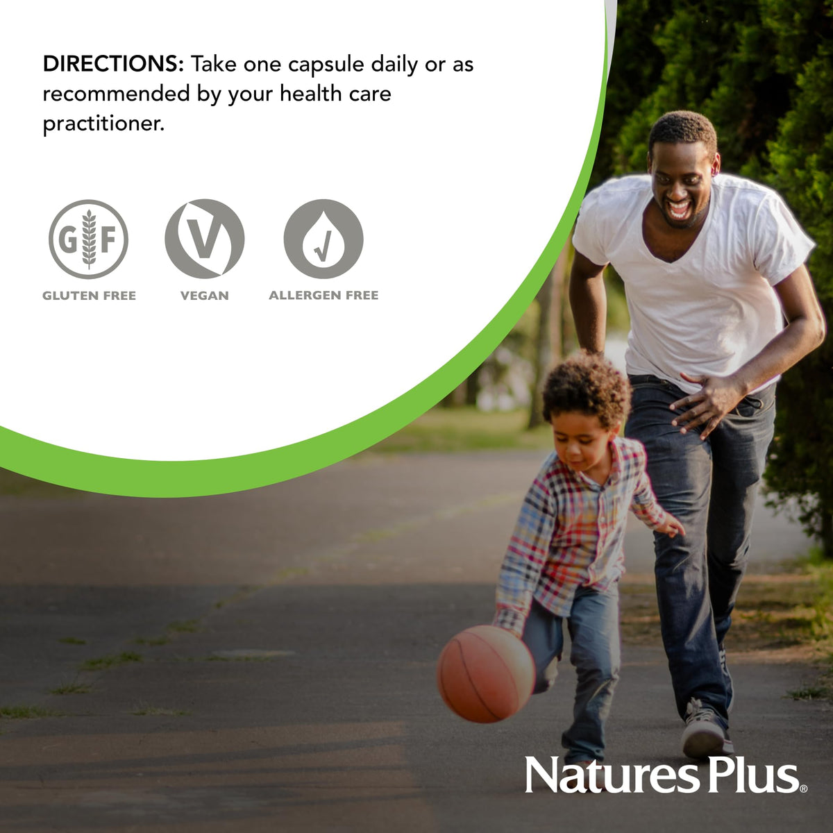 NaturesPlus Turmeric 400 mg gélules végétales, gélules dans un verre d'eau