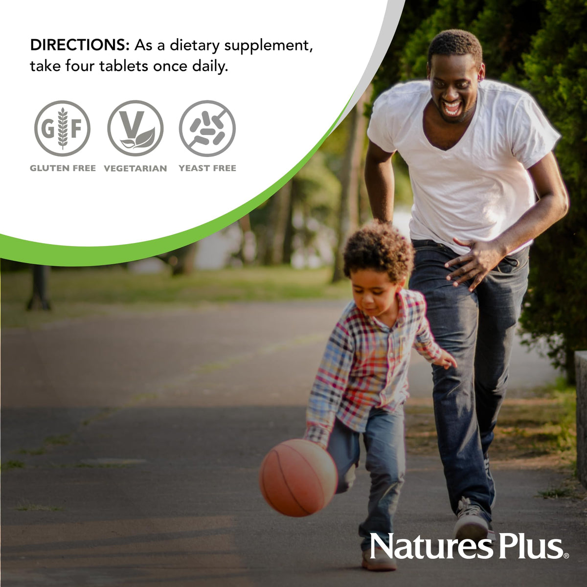 NaturesPlus Ultra Hair comprimés dans une main pour échelle