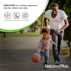 NaturesPlus Ultra Hair comprimés dans une main pour échelle