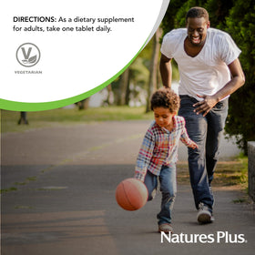 NaturesPlus Ultra II Multivitamines près d'une plante