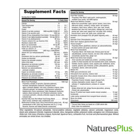 NaturesPlus Ultra Source of Life Multivitamines Sans Fer comprimés à côté d'un verre d'eau