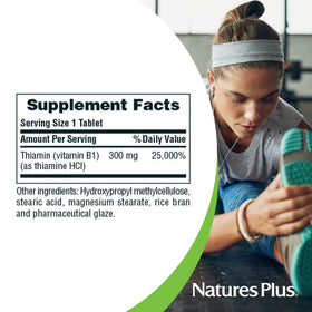 NaturesPlus Vitamine B1 300 mg comprimés en main