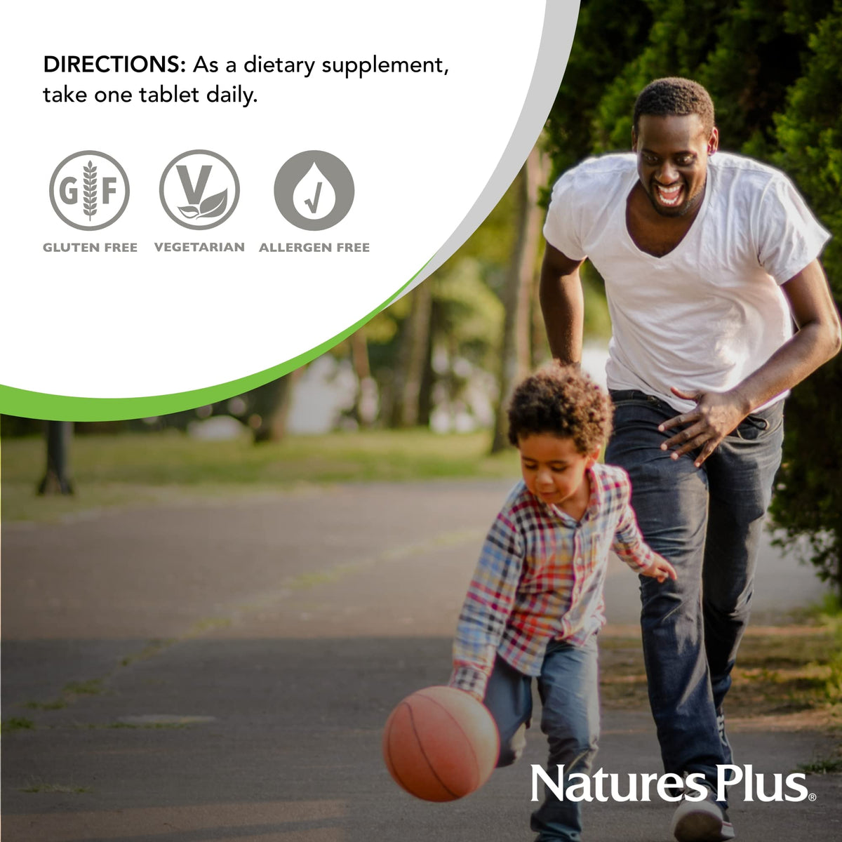 NaturesPlus Vitamine B12 2000 mcg à côté d'un verre d'eau