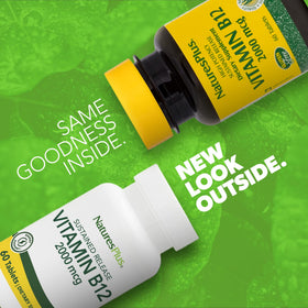 NaturesPlus Vitamine B12 comprimés de près sur une table