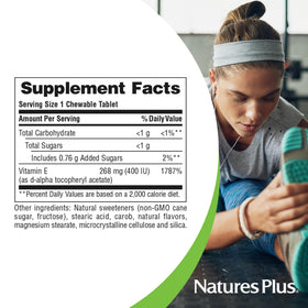 NaturesPlus Vitamine E comprimés à mâcher dans une main
