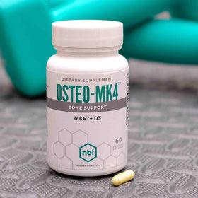 NBI Osteo-MK4 60 Capsules avec des ingrédients naturels en arrière-plan
