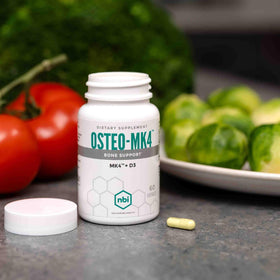 NBI Osteo-MK4 60 Capsules avec un fond de nature