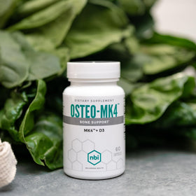 NBI Osteo-MK4 60 Capsules sur une table en bois