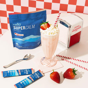 Nello Supercalm Poudre à Boire Fraises & Crème préparation dans un verre