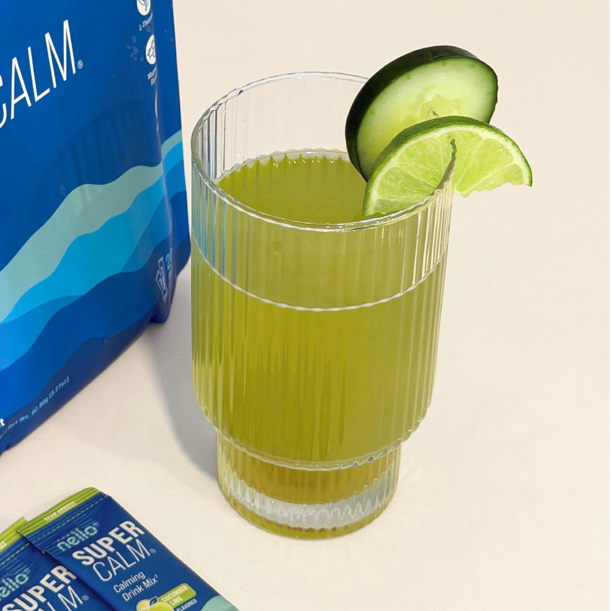 Nello Supercalm Poudre Boisson avec ingrédients sur une table