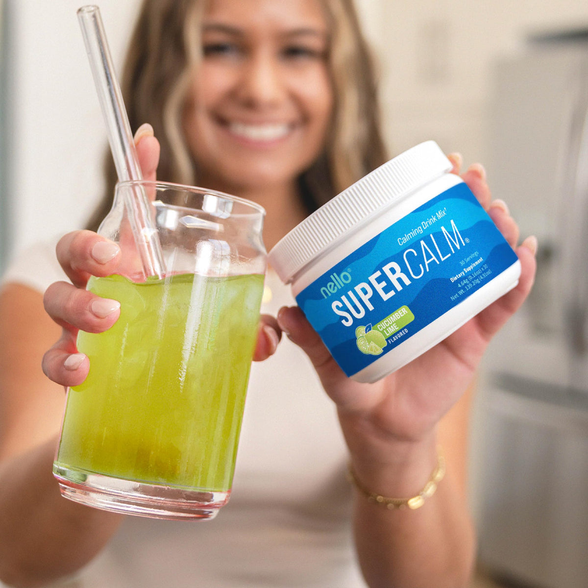 Nello Supercalm Poudre Boisson en utilisation dans un verre