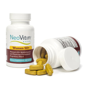 NeoVitin Multivitamines Femmes 50+ avec des éléments naturels en arrière-plan