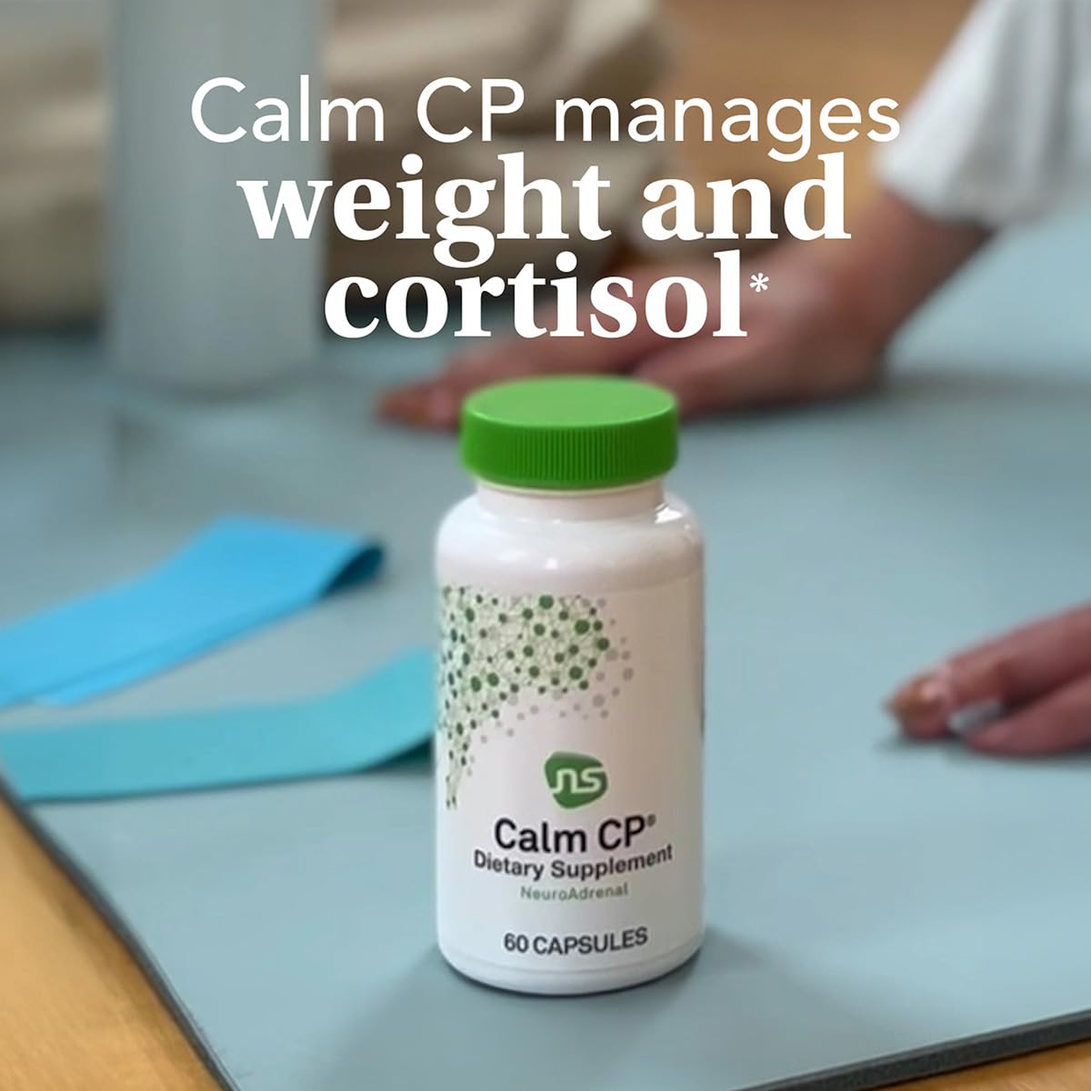 NeuroScience Calm CP capsules à côté d'un verre d'eau