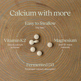New Chapter Calcium Bioactif 240 Tiny Tabs sur une surface en bois