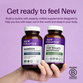 New Chapter Magnésium + Mélatonine comprimés avec verre d'eau