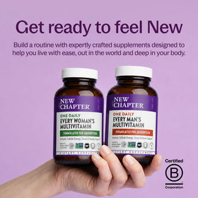 New Chapter Multivitamine Homme sur une table avec d'autres compléments alimentaires