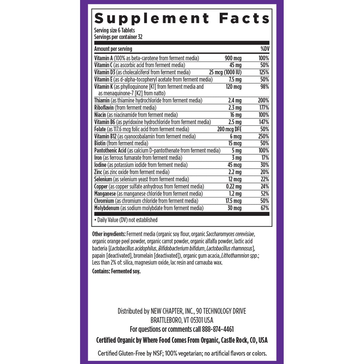 New Chapter Tiny Tabs Multivitamin dans une main pour montrer la taille