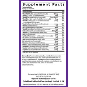 New Chapter Tiny Tabs Multivitamin dans une main pour montrer la taille