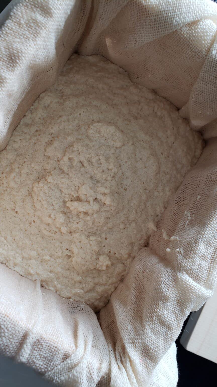 Nigari à côté d'ingrédients de fromage fait maison