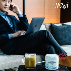 Nizen Poudre de Collagène Marin Pur 209g dans un verre d'eau