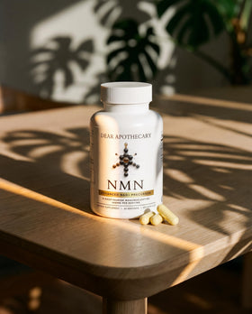 NMN 500mg Dear Apothecary avec des éléments de santé en arrière-plan