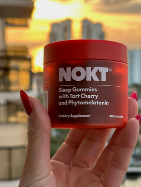 NOKT Gummies de sommeil avec ingrédients naturels en arrière-plan