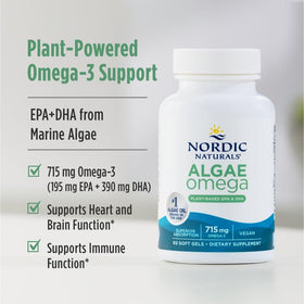 Nordic Naturals Algae Omega 715mg capsules ouvertes sur une surface blanche