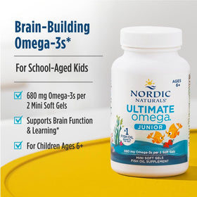 Nordic Naturals Omega Jr. Mini Gelés Fraise, gélule à la fraise sur une cuillère