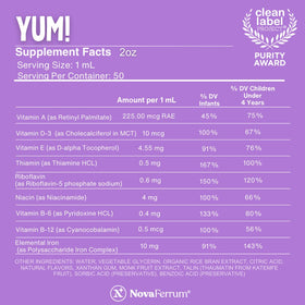 NovaFerrum Yum versé dans une cuillère avec des fruits en arrière-plan.