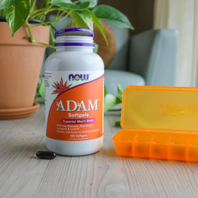 NOW Foods ADAM™ Multivitamine pour Hommes 180 gélules, présentation sur un fond neutre