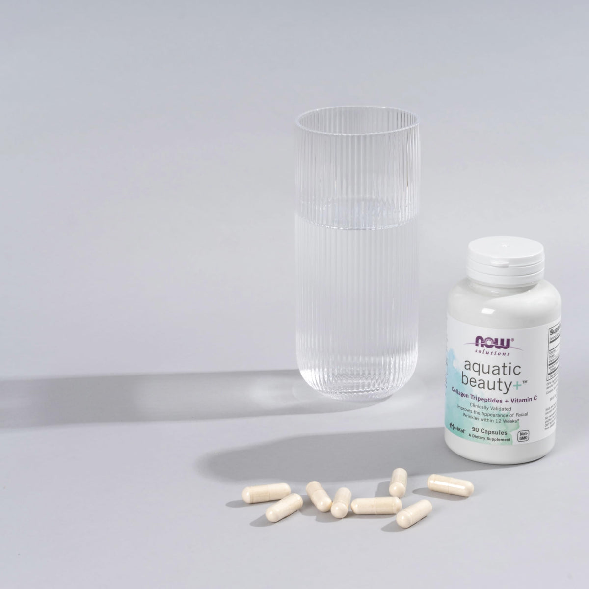 NOW Foods Aquatic Beauty+™ Collagène Marin 1 000 mg en contexte sur une table