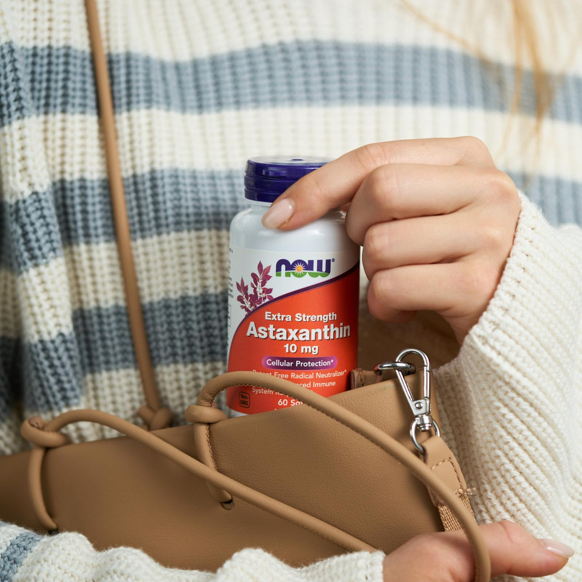NOW Foods Astaxanthin 10mg gélules sur une table